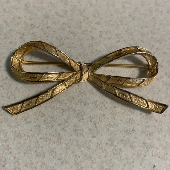 Trifari gold tone bow broach (98)