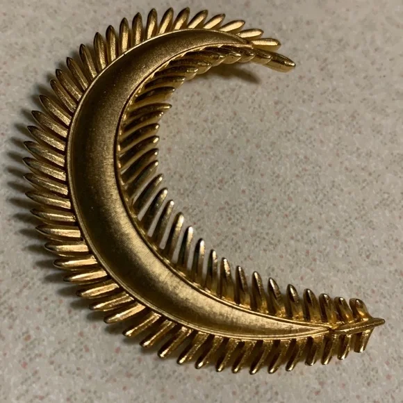 Trifari gold tone curved feather shaped broach (166)