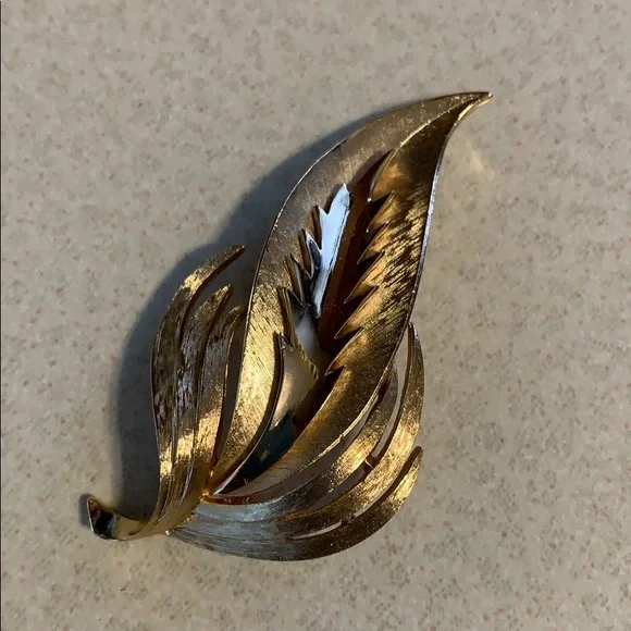 Trifari gold tone leaf broach