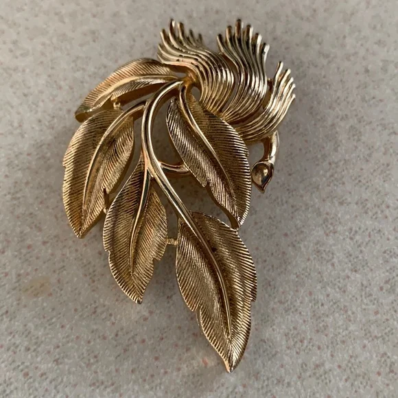 Vintage Crown Trifari gold tone broach (350)