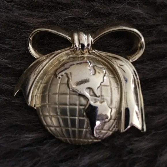 Vintage 80s globe with a bow brooch pin