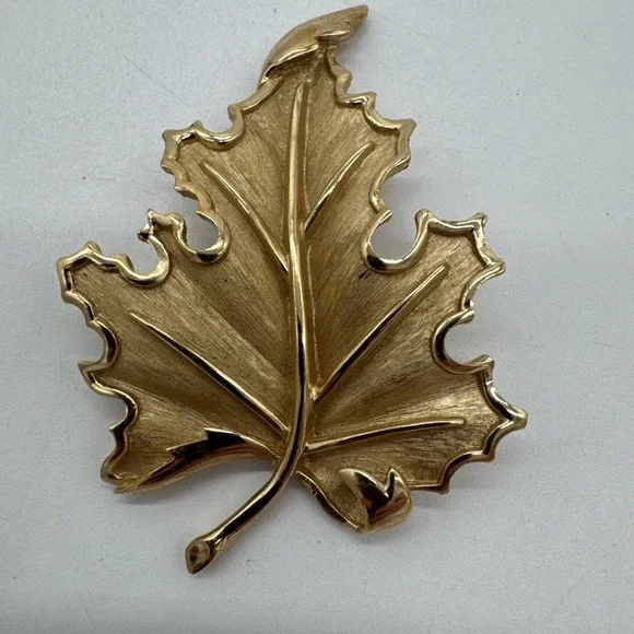Vintage  Crown Trifari Rhodium Gold Tone Large Leaf Brooch Pin Turned Stem 3