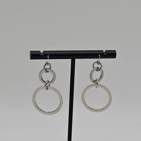 silver tone graduated dangle earrings
