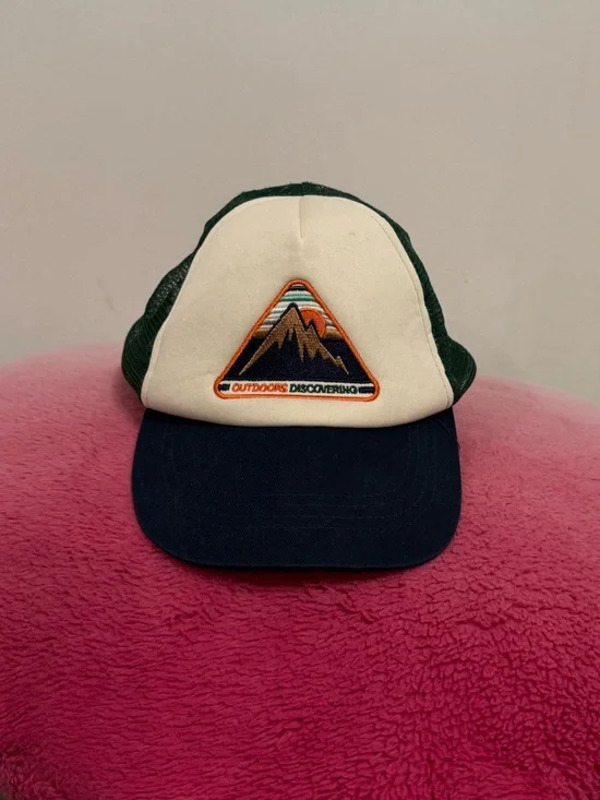 Zara boy hat in good cond