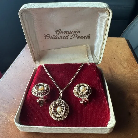 Vintage Genuine Cultured Pearl Necklace & Clip-On Earrings‎ Set in Box