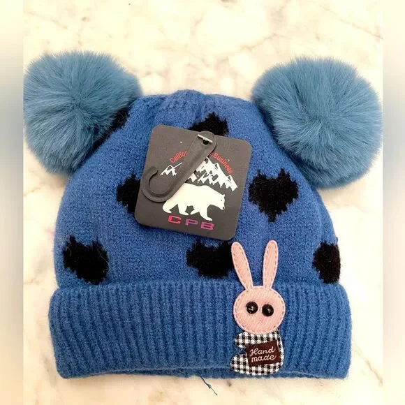 New infant’s knit hats with faux fur inner