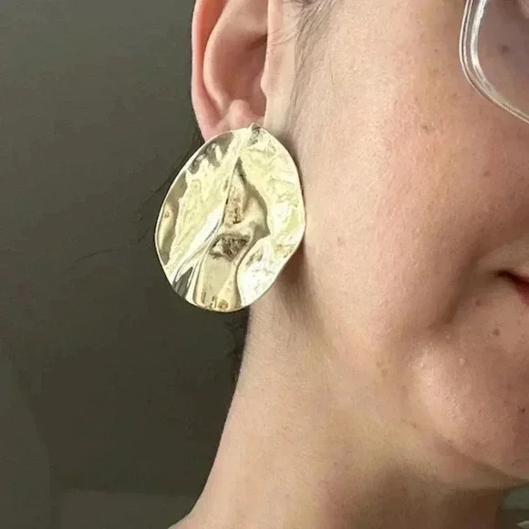 Textured metallic studs