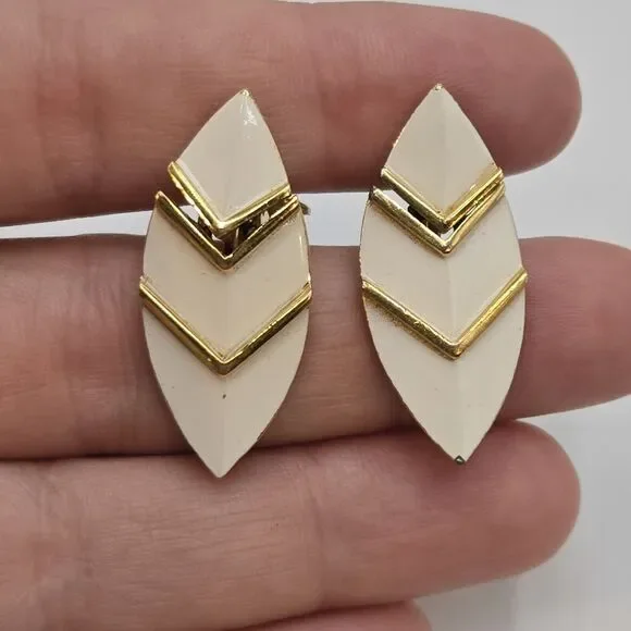Vintage Crown Trifari White Cream Enamel & Gold Tone Articulated Earrings