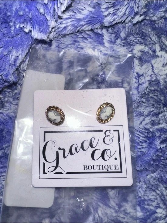 Grace & Co. Gold Cameo Stud Earrings in Cream and Gold