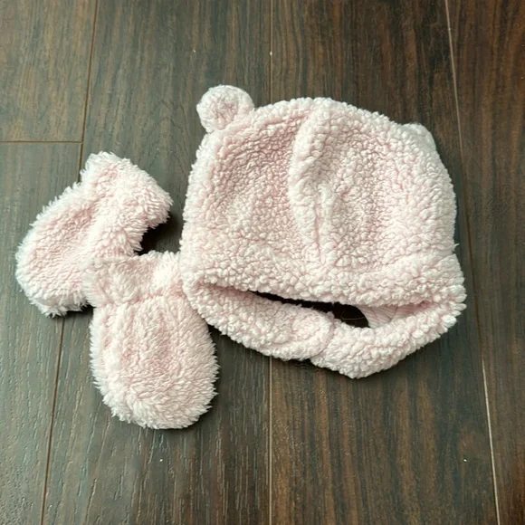 Baby girls Carters pink winter fleece hat  and mittens 0-9 size months‎