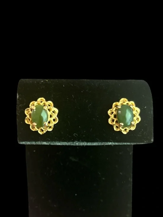 Vintage Jade Cabochon Scalloped Gold Filigree Stud Earrings
