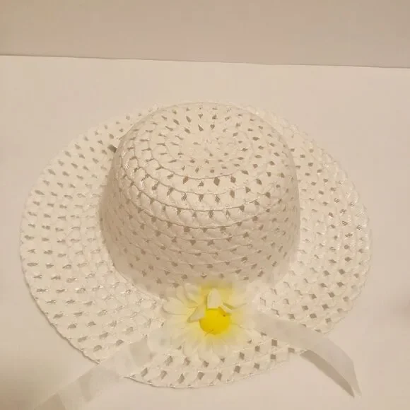 Little Girls White Hat with Daisy Detail‎