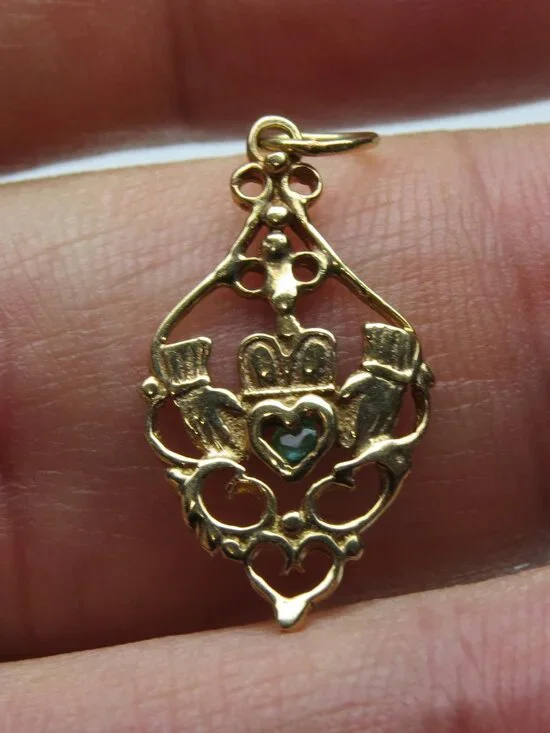 14k Emerald Irish hand Pendent