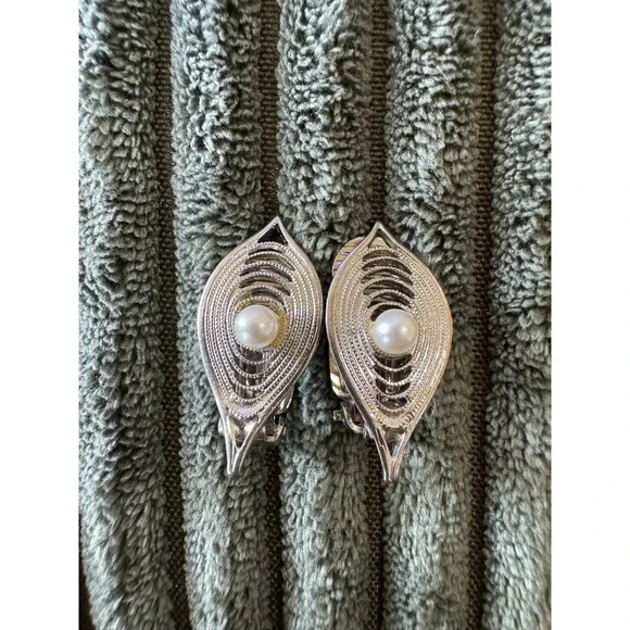 Vintage Silver Tone Leaf Filigree Clip On Earrings with‎ Faux Pearl Germany