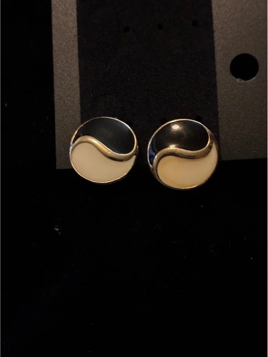 1990s Avon Signed Black & White Enamel Yin Yang Round Clip On Earrings