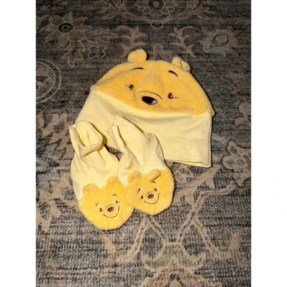 Disney Baby Winnie the Pooh Hat and Bootie Set