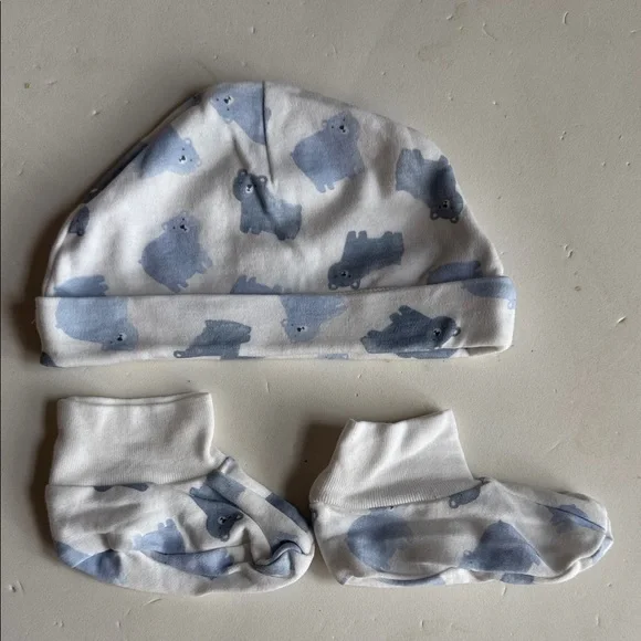 Carter’s Adorable Blue & White Baby Cap and Booties Set Bear Pattern 6 Months