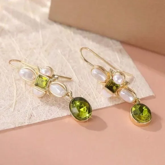 Elegant Gold and Green Dangle Earrings R18
