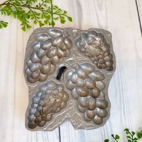 Wilton Vintage Grape Cluster Mold 7.5