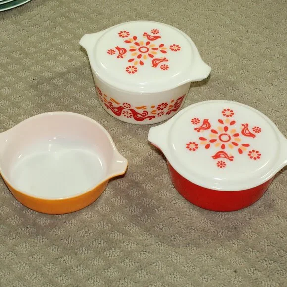 Pyrex Vintage Friendship 471 / 472 / 473  Casserole w 2 White Patterned Lids