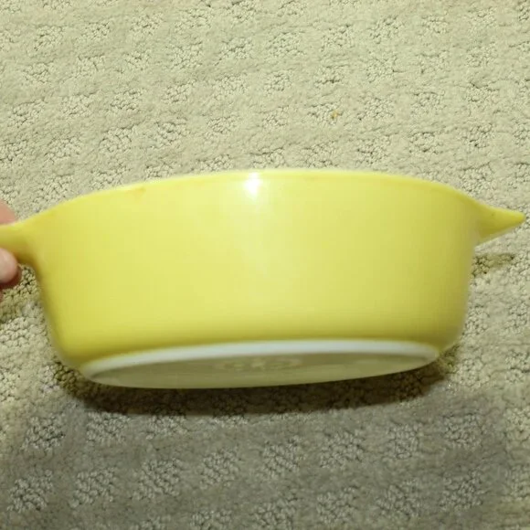 Vintage PYREX Lime Green Round Casserole Dish 471 1 Pt  No Lid