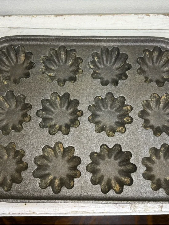 Antique 12-Cup Cast Iron “Turk’s Head” Gem Pan / Fluted Muffin Tin - Circa 1900