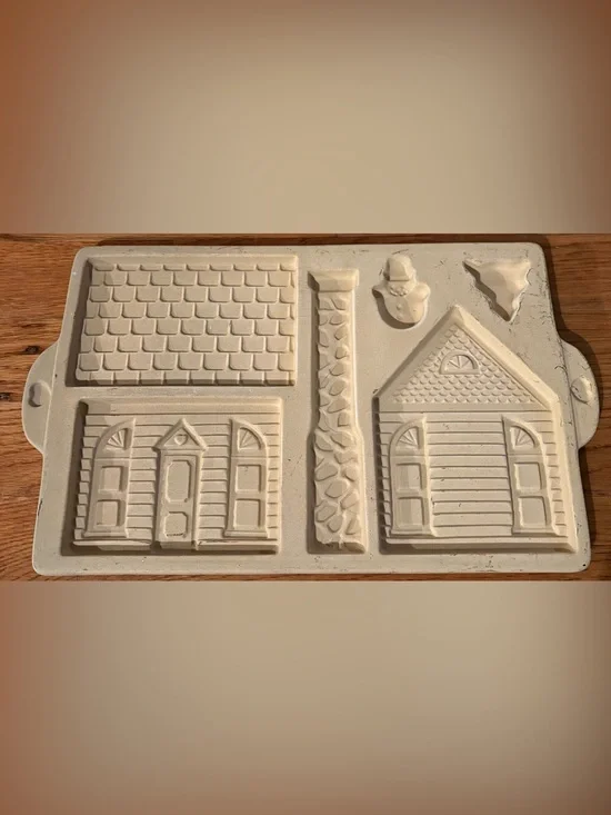 Pampered Chef Stoneware Gingerbread House Mold, NWOB