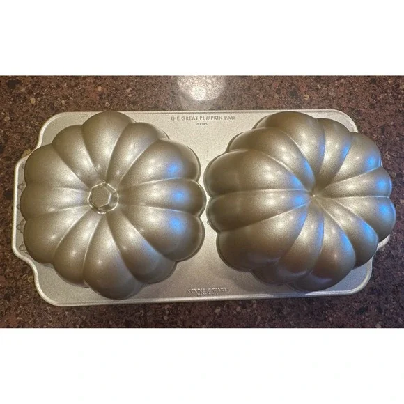 Nordic Ware The Great Pumpkin Aluminum 3D Bundt Cake Pan Mold 10 Cup Halloween