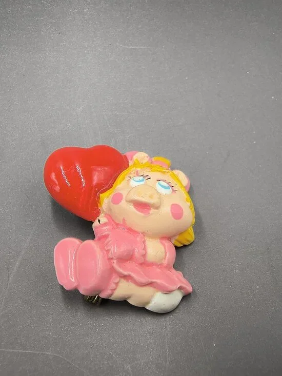 Vintage 1984 Muppet Babies Miss Piggy Plastic Pinback Lapel Pin Brooch Red Heart