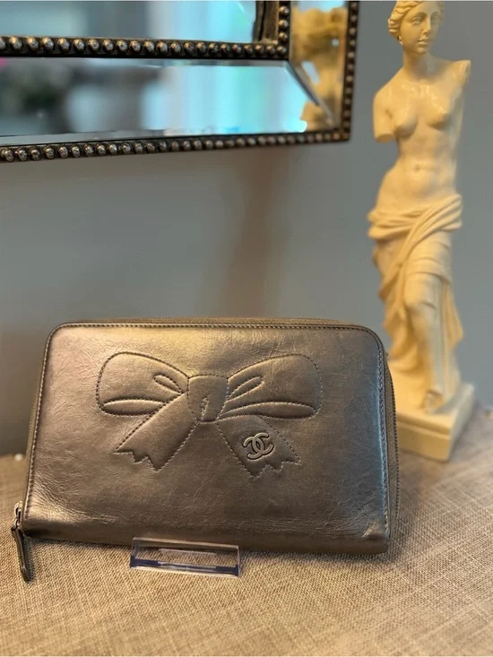 CHANEL EUC Metallic Silver Bow Zip-Around Grand Long Clutch Wallet 8x5