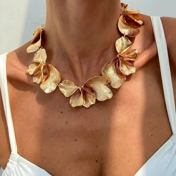 Elegant Gold Floral Necklace N1472