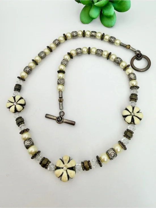 Handcrafted Cream Floral Beaded Necklace