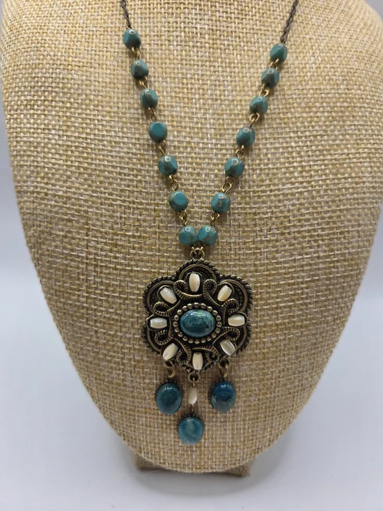 1530. Vintage Copper Tone Turquoise And Pearl Flower Necklace