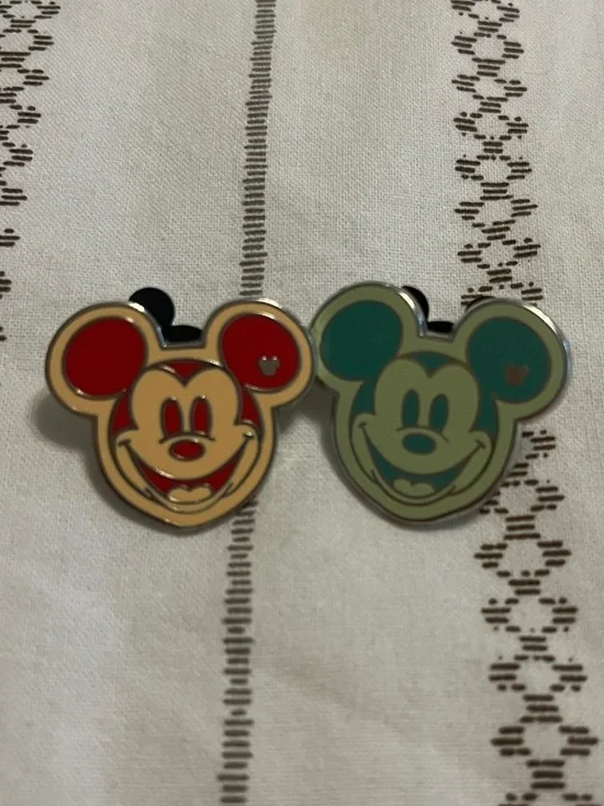 Disney: hidden Mickey Trading Pin Set - MICKEY Face -Orange & Green