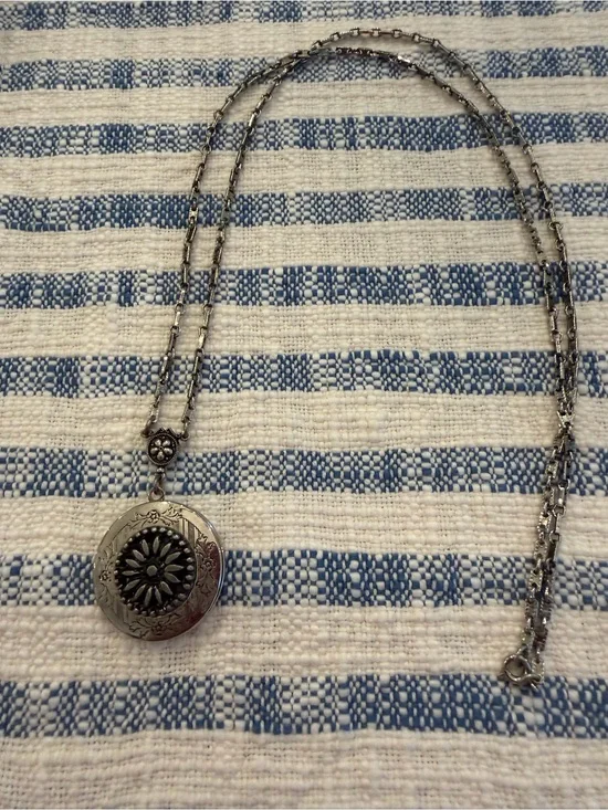 Vintage 1980s Silver Locket 2 Photo Necklace