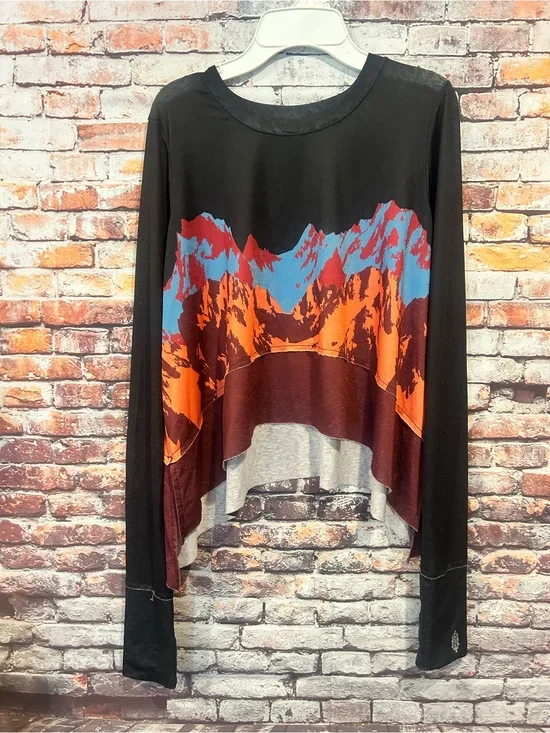 Free Propke Women's Black Long-Sleeve oversized Top Mountain Graphic