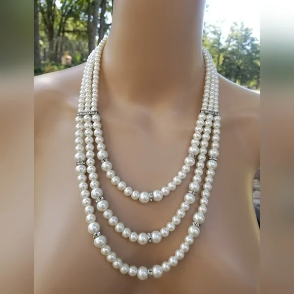 VINTAGE CREAM COLORED GLASS FAUX PEARL & CRYSTAL LAYERED NECKLACE