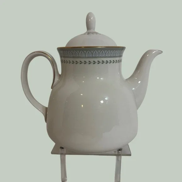 Royal Doulton Berkshire Teapot TC 1021 Fine China White Gold Green England 7.5in