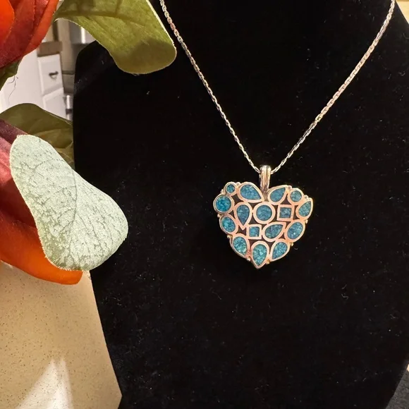 VTG 1970s Trifari silver tone heart shaped pendant necklace w/inlaid turquoise