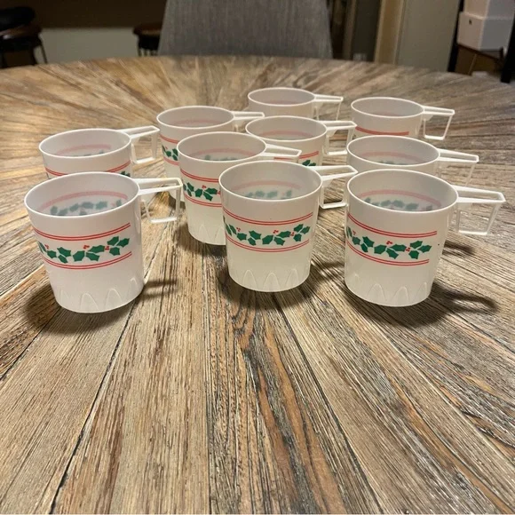 Set of 10 vintage Anchor Hocking Christmas kitschy cider cups mugs Holly design