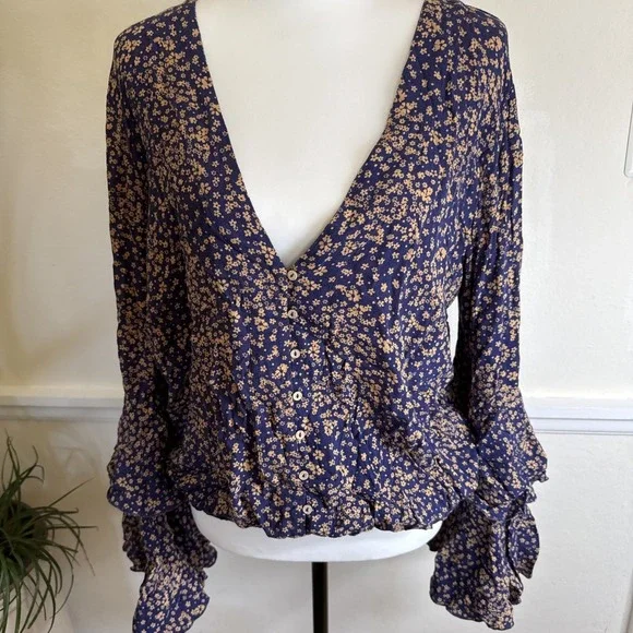 FREE PEOPLE Ditsy Floral dramatical ruffle long sleeves women M blue top shirt