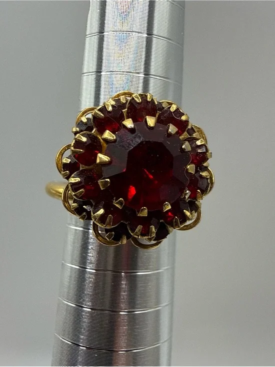 VTG Sarah Coventry Gold-Tone Red Rhinestone Floral Cocktail Ring Size 6