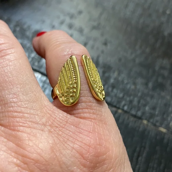 NWOT Size 6.5 Gold Tone Angel Wing Adjustable Ring!