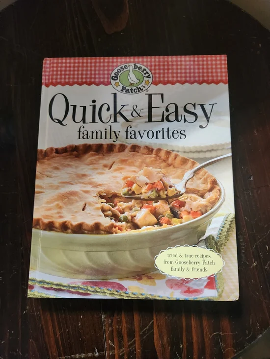 Quick & Easy Family Favorites Cookbook Gooseberry Patch - Cream Cover