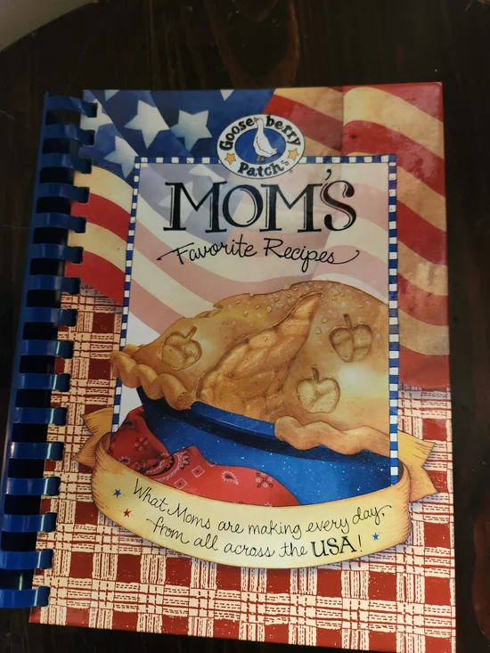 Mom's Favorite Recipes Cookbook - Gooseberry Patch Patriotic Red, Blue, White