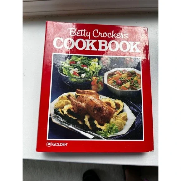 Vintage Betty Crocker binder Cookbook 1986