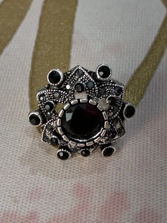 Vintage-Inspired Black Stone Floral Statement Ring
