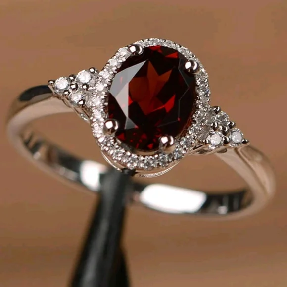 BRAND NEW ** Elegant Deep Red & Silver Ring