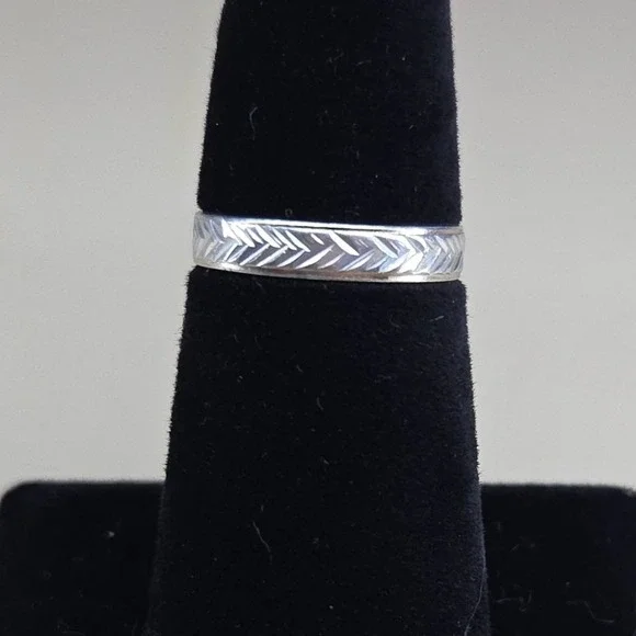 Silver Tone Engraved Chevron‎ Herringbone Pattern Band Ring Size 7