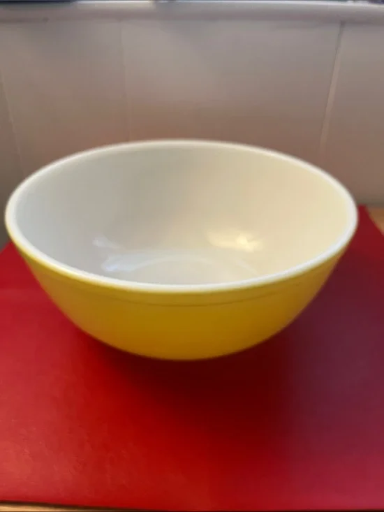Vintage Yellow and white Pyrex 404 Large 4 Qt Nesting Mixing Bowl 10.25”D 4.5”H